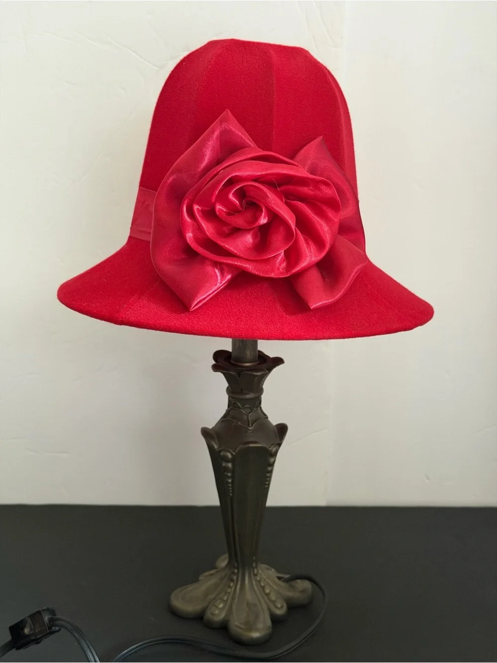 Red Hat Velvet Lamp with Rose Accent H-16,5”